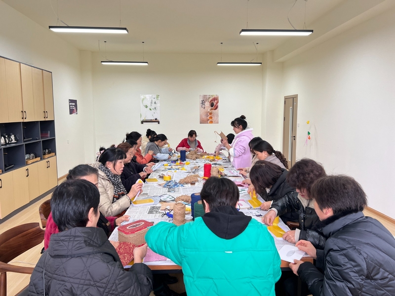 該文化站設(shè)置書(shū)畫(huà)培訓(xùn)室、茶(花)道培訓(xùn)室、傳統(tǒng)文化培訓(xùn)室、多功能活動(dòng)廳等17個(gè)功能室 修文縣融媒體中心姜繼恒 攝