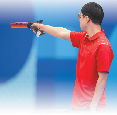 當地時間7月28日,中國體育代表團選手謝瑜在巴黎奧運會射擊男子10米氣手槍決賽中。