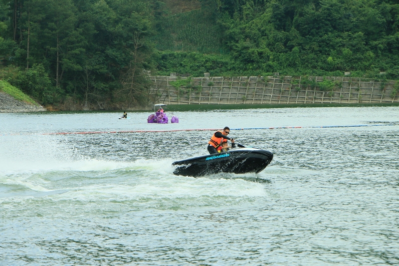 驚險刺激的摩托艇、悠閑舒適的皮劃艇，載著游客穿梭于湖光水色之間，盡享“爽爽貴陽·心學(xué)修文”夏日獨特的清涼。姜繼恒攝