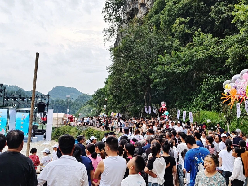 隨著荷花節的開幕，水井村吸引了大量的游客。張文霞 攝