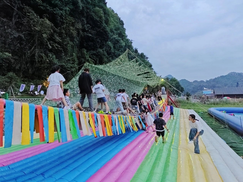 景區內還設置了各式各樣的娛樂設施。張文霞 攝