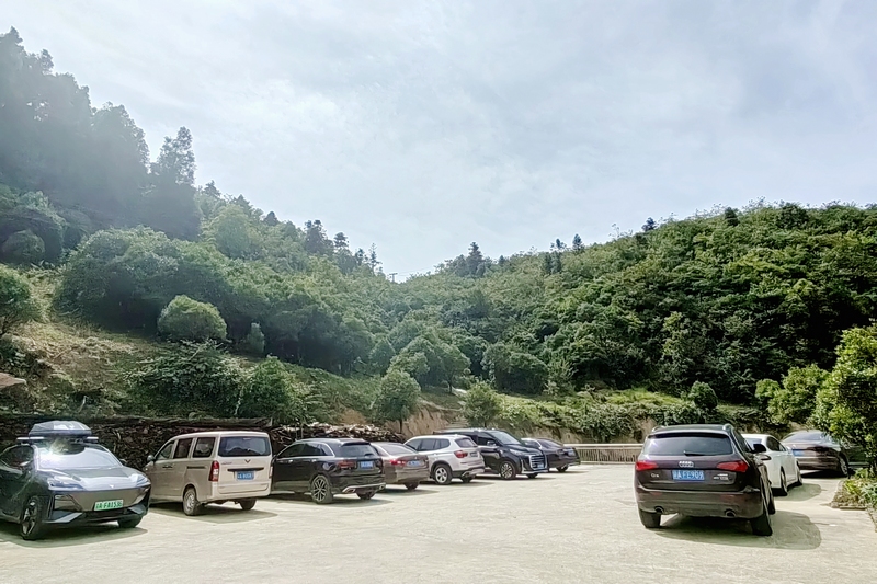 2、“渝”字開頭的牌照車輛有序停靠在民宿院壩。