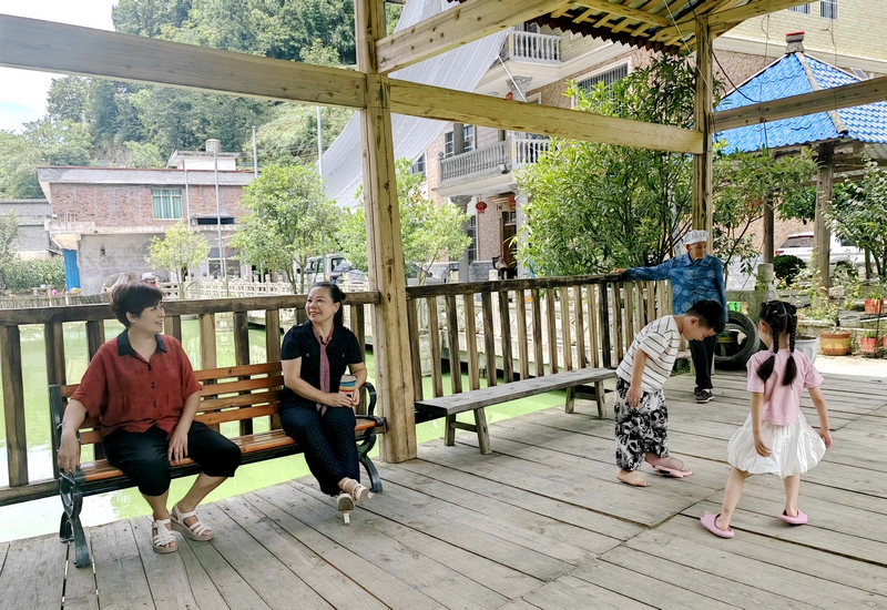 4、重慶游客在民宿庭院納涼。