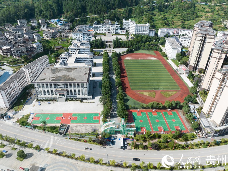 臺(tái)江縣民族中學(xué)辦學(xué)條件越來越完善。人民網(wǎng) 陽茜攝