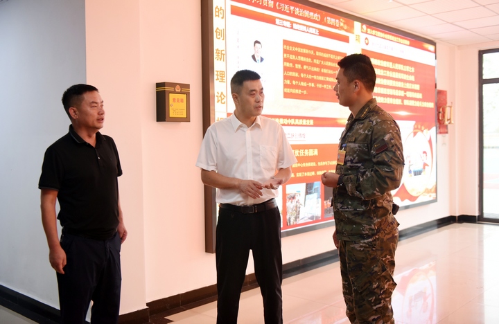 平壩區四大班子領導開展“八一”走訪慰問活動。