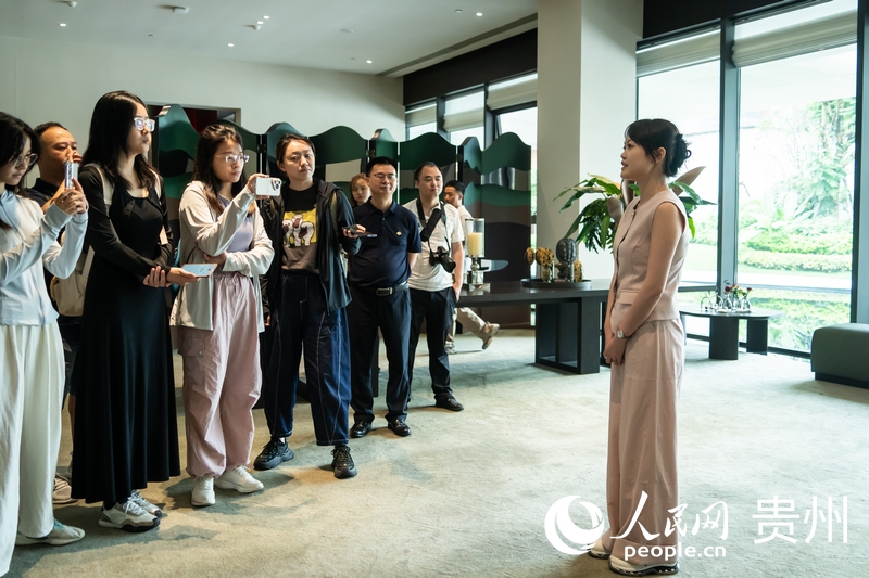 在珠海工作、在貴陽鐵建城社區置業的駱女士接受記者采訪。人民網 陽茜攝