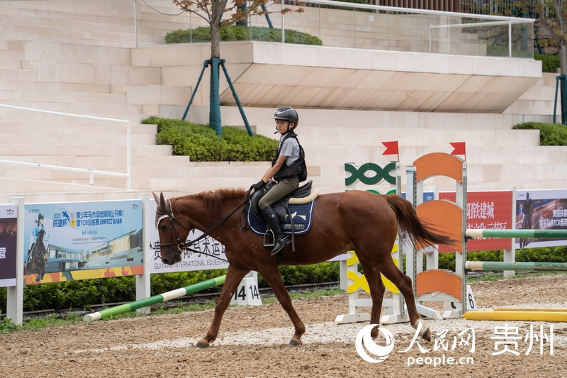 貴陽國際馬術運動中心吸引了省內外馬術運動愛好者。人民網 陽茜攝