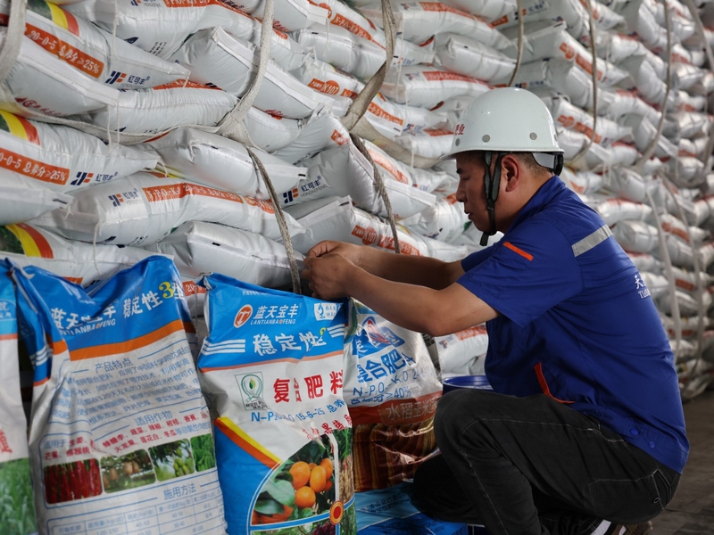 敞亮整潔的倉(cāng)庫(kù)內(nèi)碼滿了各種型號(hào)的復(fù)合肥，正等待著裝車運(yùn)往全國(guó)各地 修文縣融媒體中心杜開雪 攝