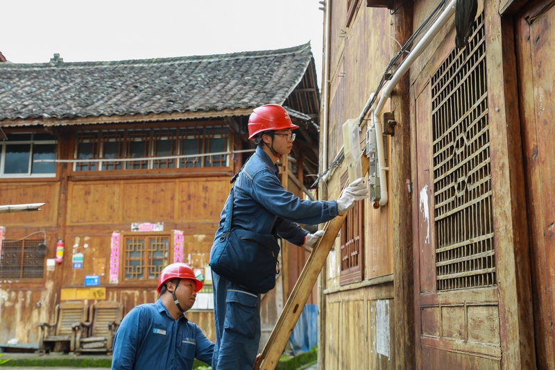 劍河供電局工作人員正在開展分表到戶安裝工作。