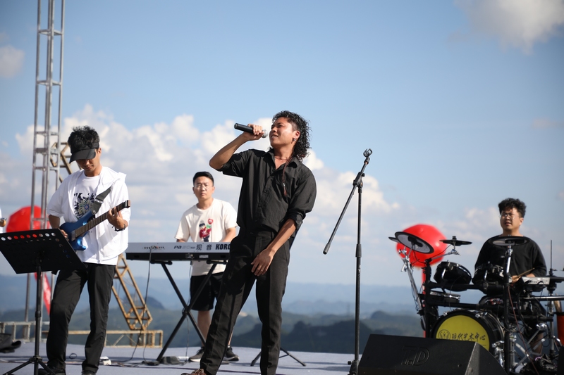 草地音樂節現場。