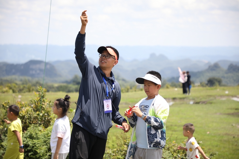 觀眾紛紛加入放風箏行列。