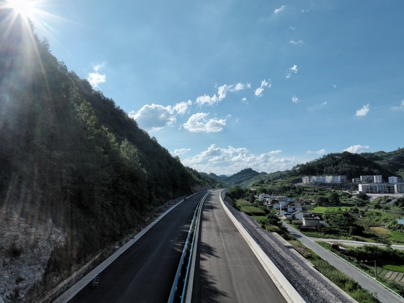 預(yù)計明年通車！獨山縣這條區(qū)域重要道路正加緊建設(shè)。