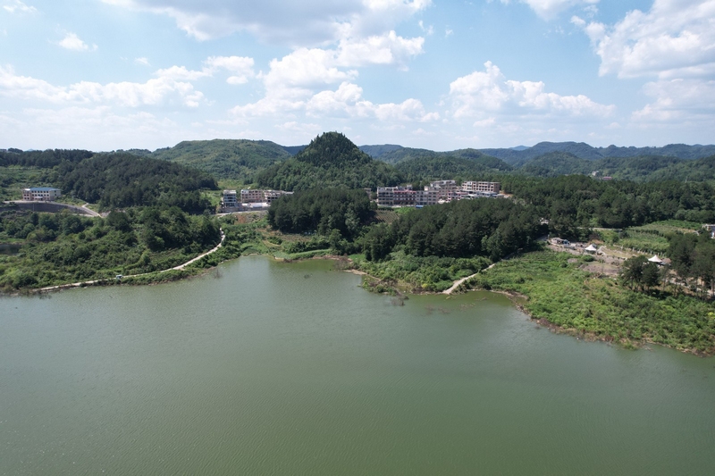 銅鼓山庫區移民安置點，坐落于修文縣首個中型水庫——桃源水庫旁 修文縣融媒體中心姜繼恒 攝