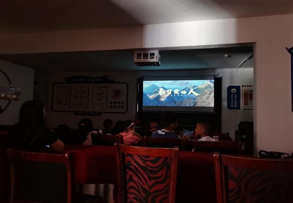 孩子們觀看影片《最可愛的人》。