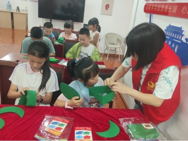 志愿者協(xié)助孩子們做手工。