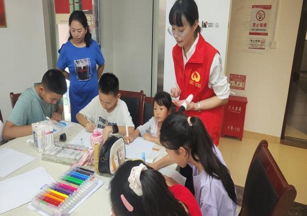 老師指導孩子們繪畫。