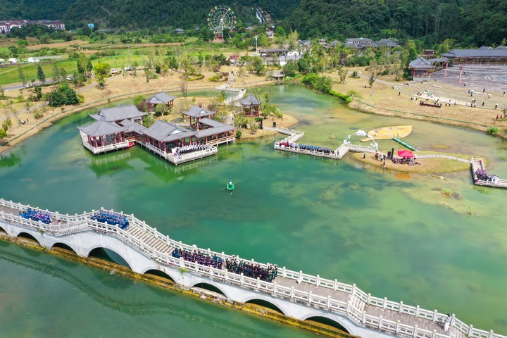 長(zhǎng)順縣2024年秋季“村晚”在神泉谷景區(qū)精彩上演