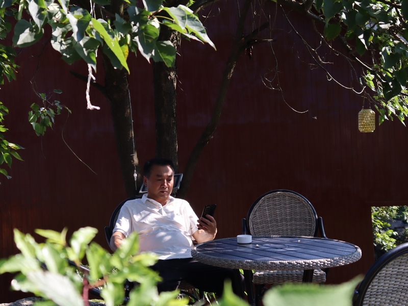 2、顧客在民宿乘涼