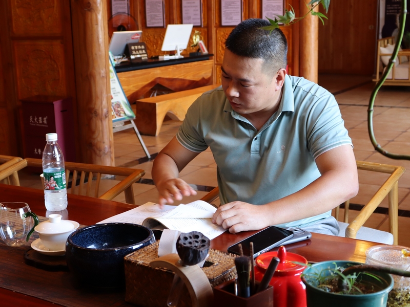 3、顧客在民宿喝茶