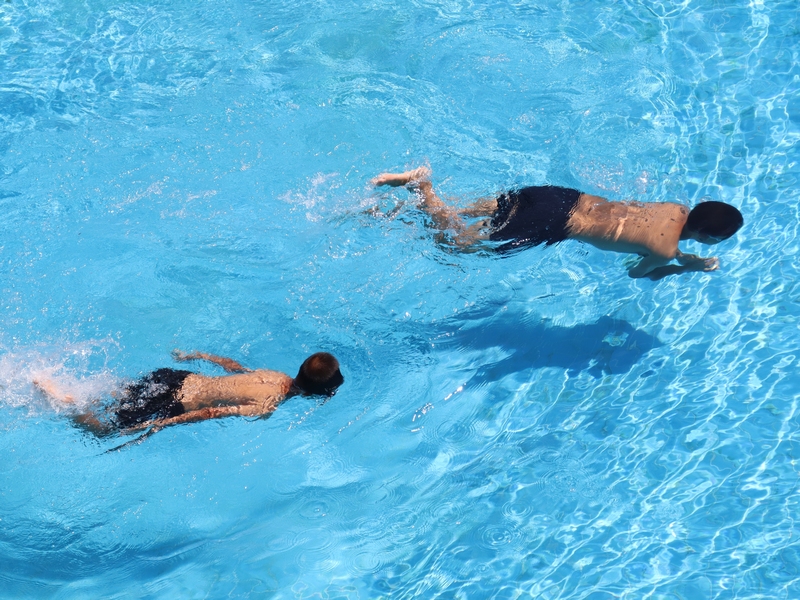 5、顧客在民宿游泳