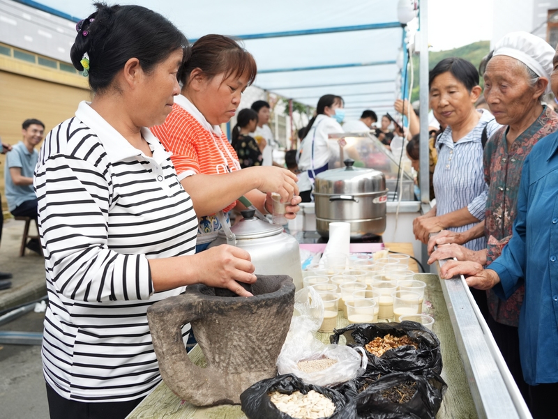 4、當地特色擂茶攤位人頭攢動