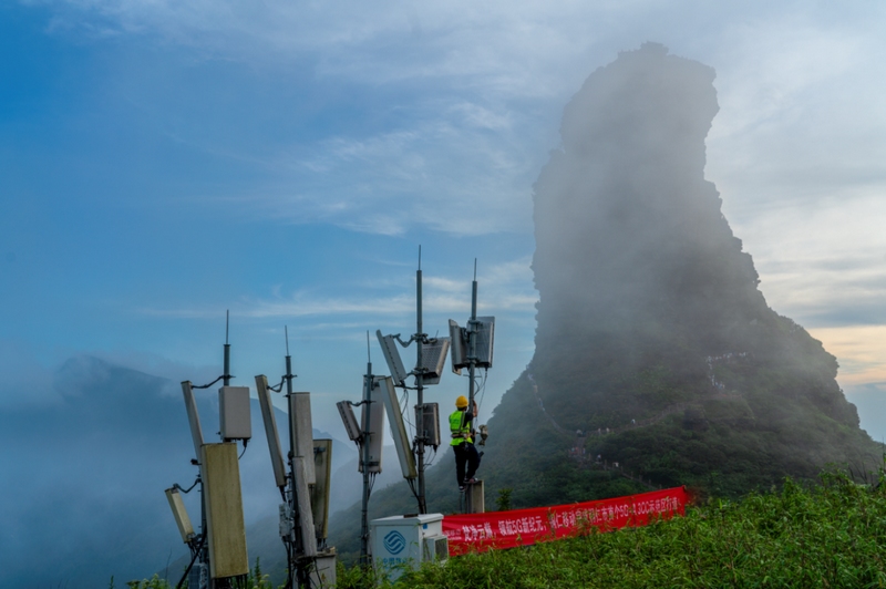 1 圖為貴州移動在梵凈山頂進行5G-A 3CC網(wǎng)絡部署。