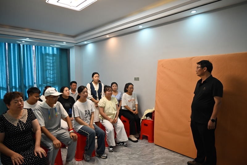 清鎮(zhèn)三聯(lián)學(xué)校召開了臨時(shí)校務(wù)會(huì)。代勝?gòu)?qiáng) 攝