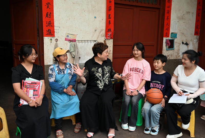 老師在唐嬋家進(jìn)行家訪。沈建華 攝