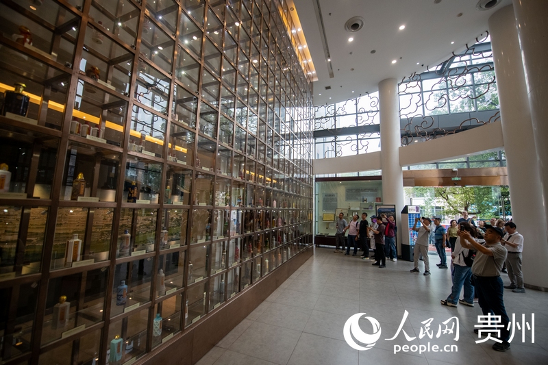 游客在中國酒文化城參觀。人民網(wǎng)記者 翁奇羽攝