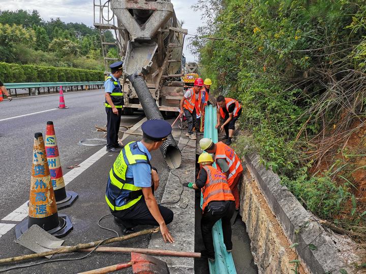（圖3交通執(zhí)法人員組織公路養(yǎng)護部門對脫空區(qū)域進行修復。貴州省交通運輸綜合行政執(zhí)法七支隊供圖