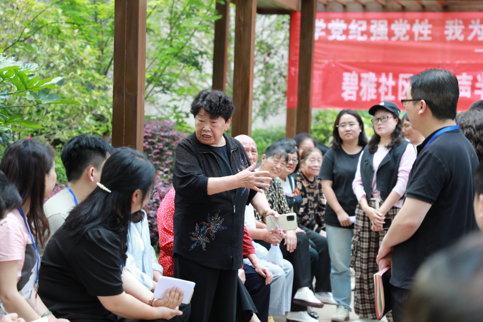 居民對小區(qū)建設(shè)提出建議。