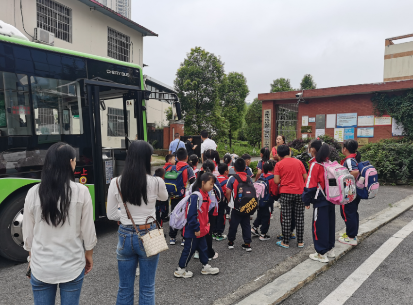 觀山湖區(qū)第八小學(xué)專線公交開通,有效解決了轄區(qū)30余名學(xué)生的上下學(xué)問題。