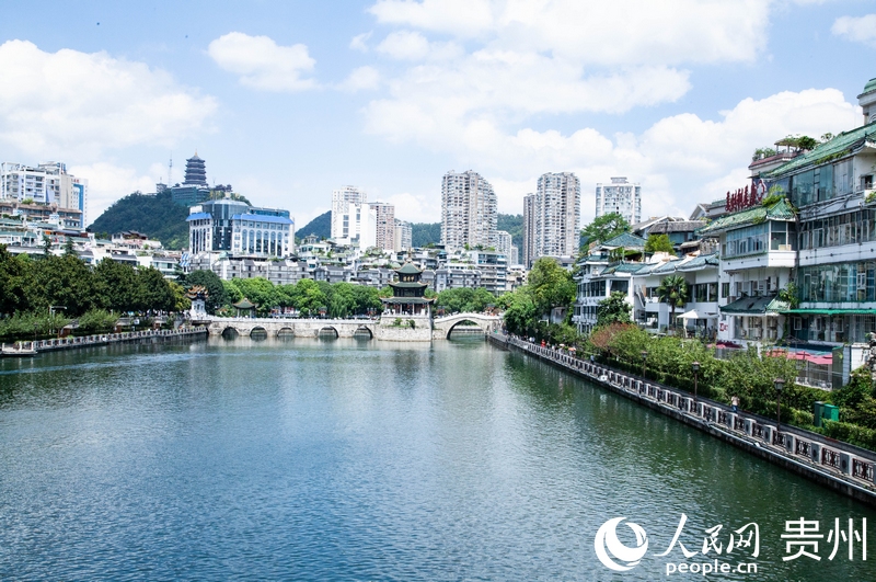 陽(yáng)光照耀下,南明河碧波蕩漾。人民網(wǎng)記者 王秀芳攝