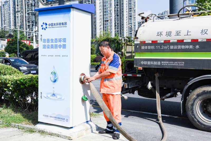 再生水廠旁,環(huán)衛(wèi)工人正在智能取水機(jī)上取用再生水。向怡攝