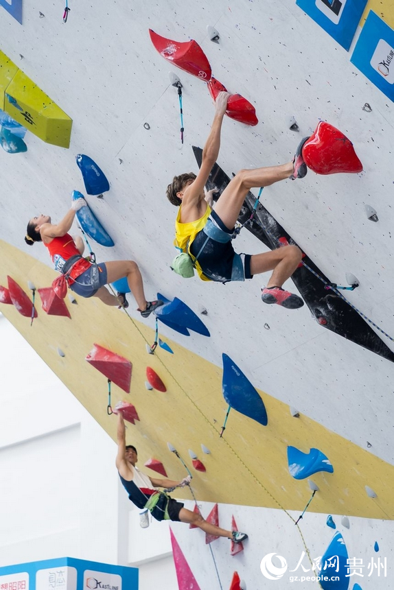 2024國際攀聯(lián)世界青年攀巖錦標(biāo)賽比賽現(xiàn)場。人民網(wǎng)記者 涂敏攝
