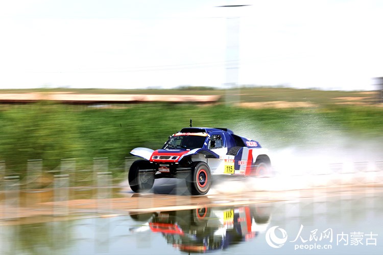 8月22日,參賽車手在中國庫布齊沙漠越野賽暨中國汽車越野拉力錦標(biāo)賽杭錦旗分站賽排位賽比賽中。王劭凱攝