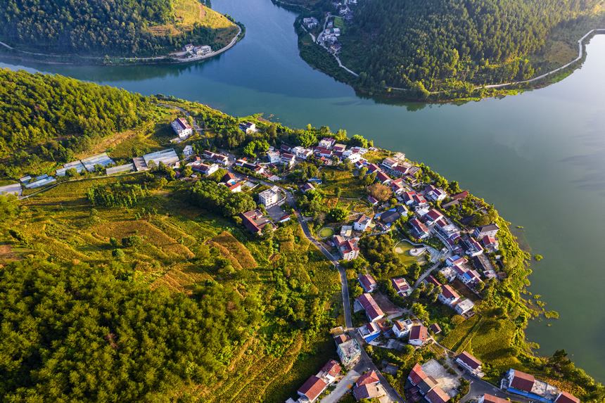 貴州省畢節市百里杜鵑管理區金坡苗族彝族滿族鄉附源村景美如畫（無人機照片）。