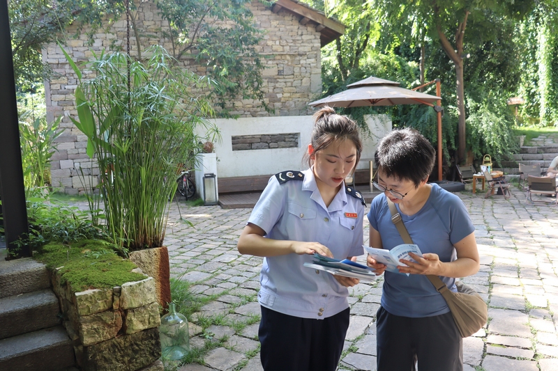 稅務干部為游客答疑解難