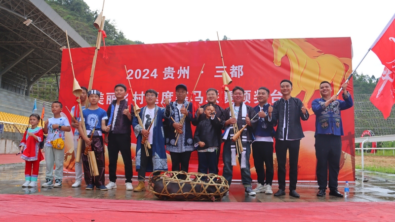 拉拉隊獲得一、二等獎，并得到黑土豬作為獎品