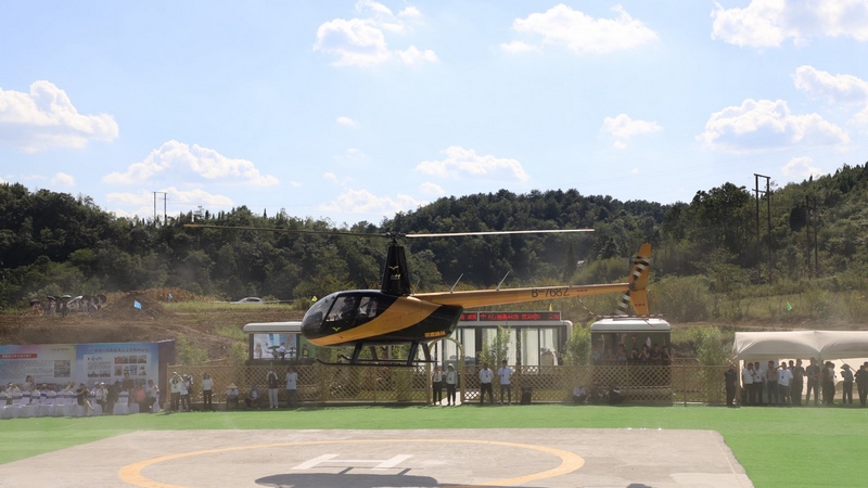 試飛儀式現場,直升機從貴陽修文低空飛行服務基地騰空而起,載著游客開展低空游覽體驗,隨后開展特技表演。杜開雪攝