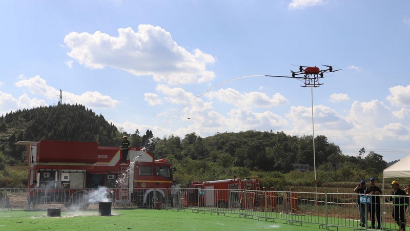 無人機滅火。陳祺攝