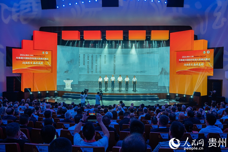 中國六大白酒產區協會代表齊聚一堂，共同發布中國烈性酒產區建設聯合宣言。人民網 陽茜攝