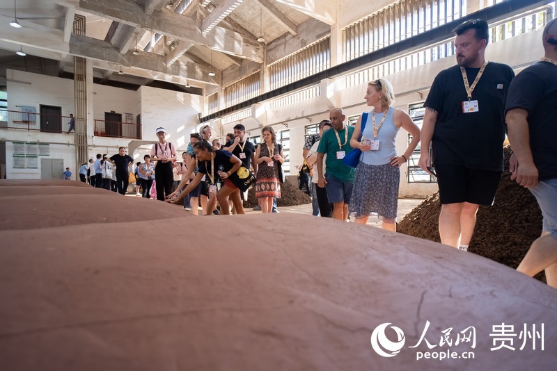 嘉賓游客參觀醬酒古法釀造工藝。 人民網記者 涂敏攝