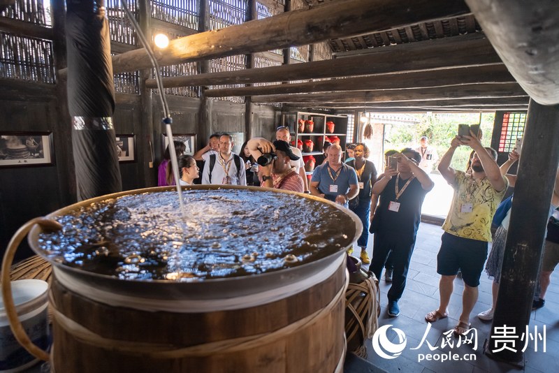 嘉賓游客參觀醬酒古法釀造工藝。人民網記者 涂敏攝