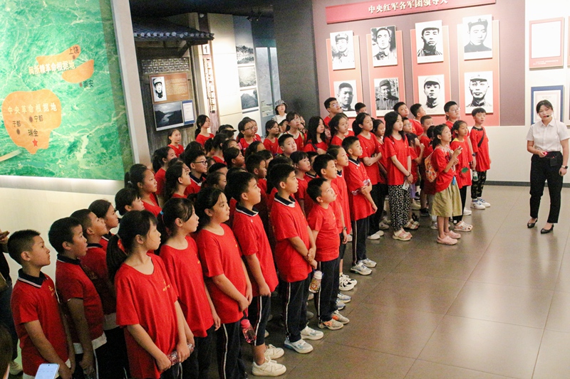 在四渡赤水紀(jì)念館內(nèi)，同學(xué)們駐足觀看，認(rèn)真聆聽講解員講述感人的故事