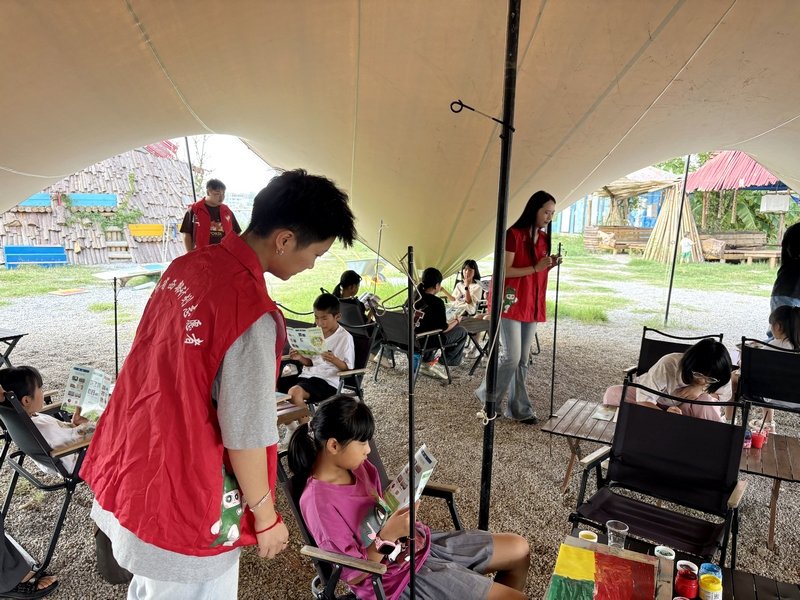 紅楓湖鎮右二村開展垃圾分類宣傳活動。張江隆 攝