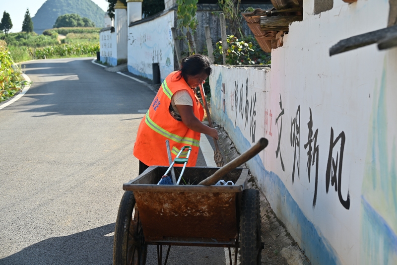 右七村環衛工人正在維護路面衛生。沈建華 攝