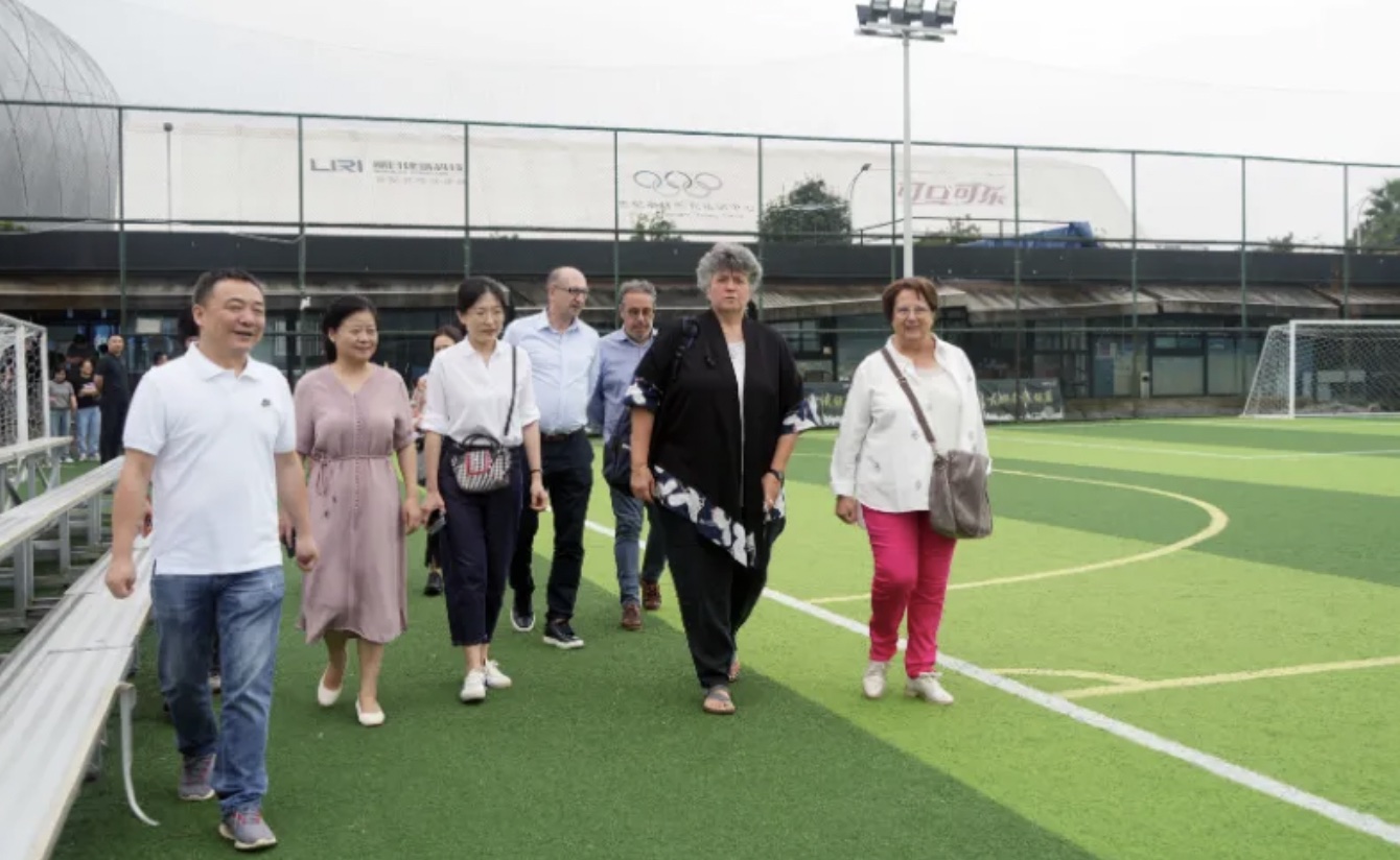 代表團考察足球場地。