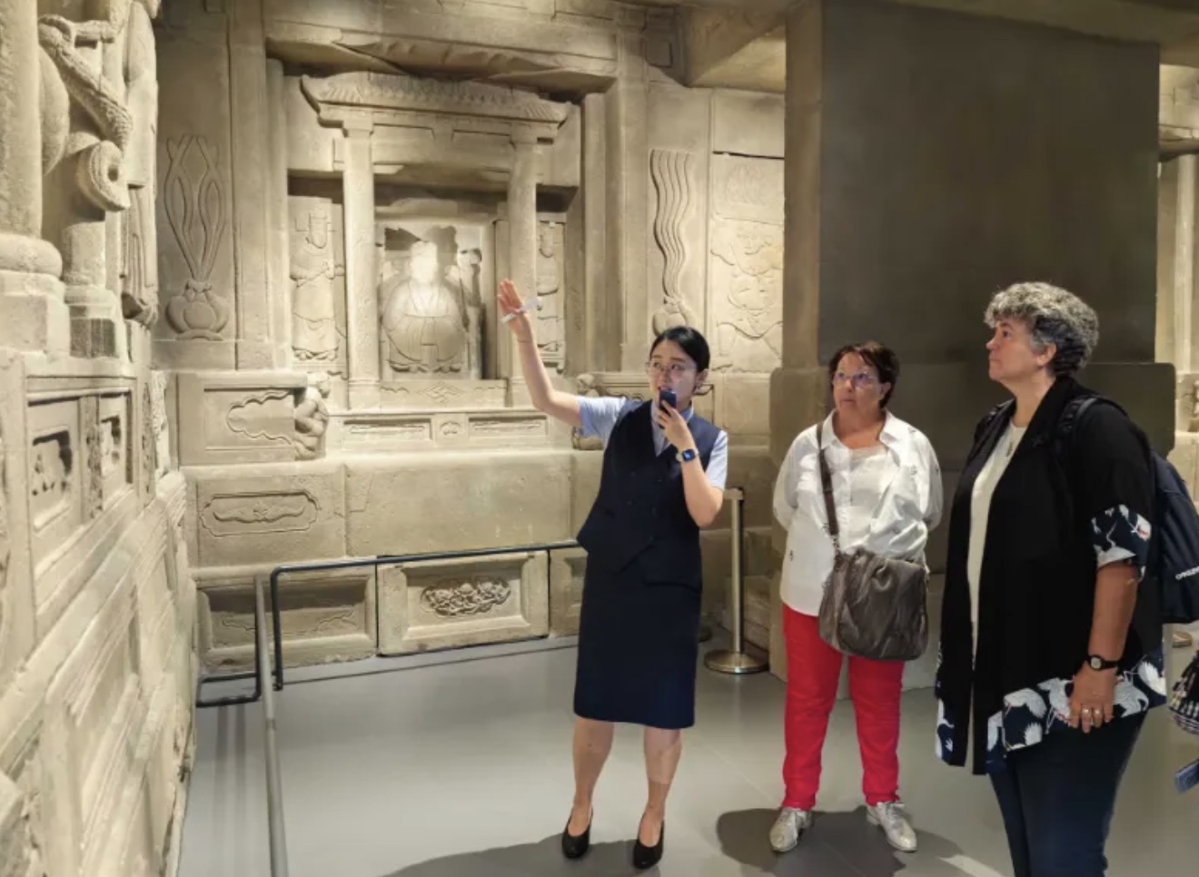 代表團一行參觀省博物館。