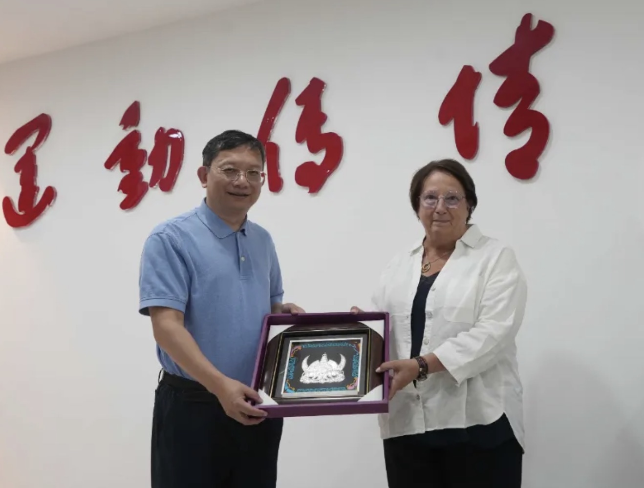 貴州省體育局向國際友城代表團贈送紀念品。